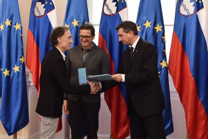 Red za zasluge je za izjemen prispevek k razvoju slovenskega in svetovnega krasoslovja ter uveljavljanju slovenske znanosti v svetu prejela revija Acta carsologica. Odlikovanje sta iz rok predsednika Pahorja prevzela izr. član Slovenske akademije znanosti in umetnosti in urednik Acta carsologica dr. Franci Gabrovšek ter predstojnik Inštituta za raziskovanje krasa ZRC SAZU dr. Tadej Slabe.